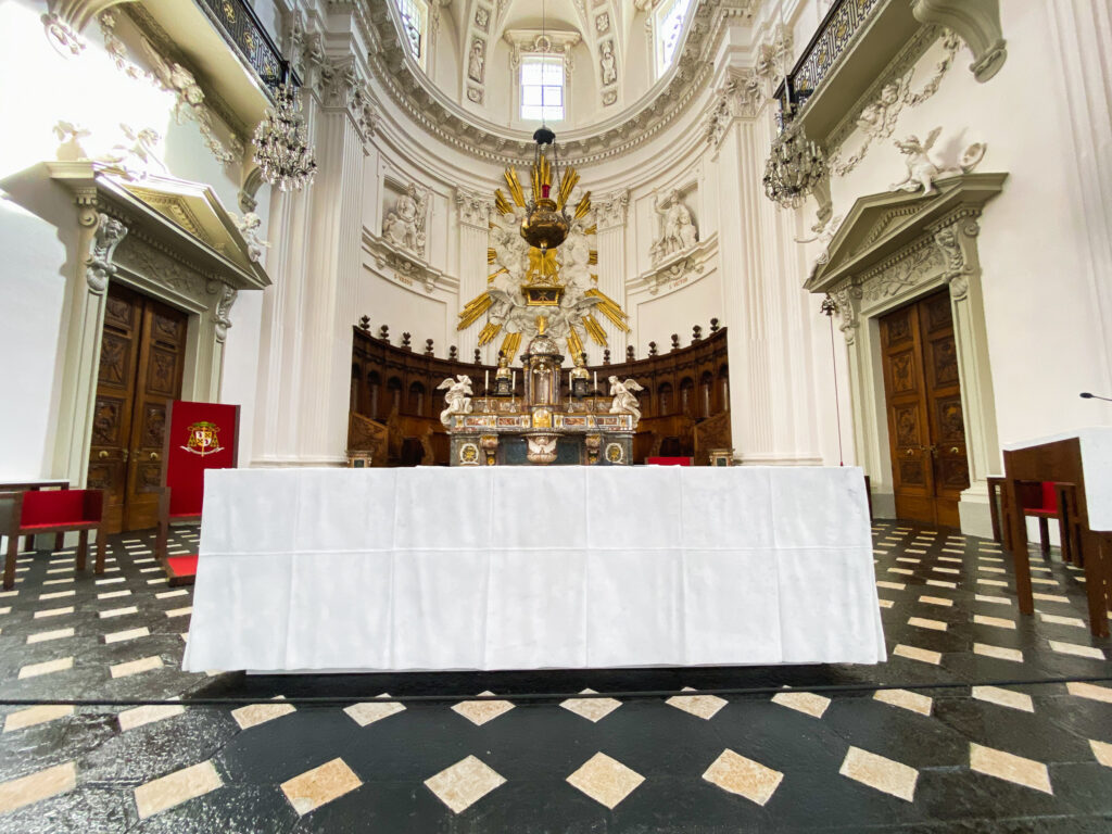 L'altare maggiore della cattedrale di Sant'Orso